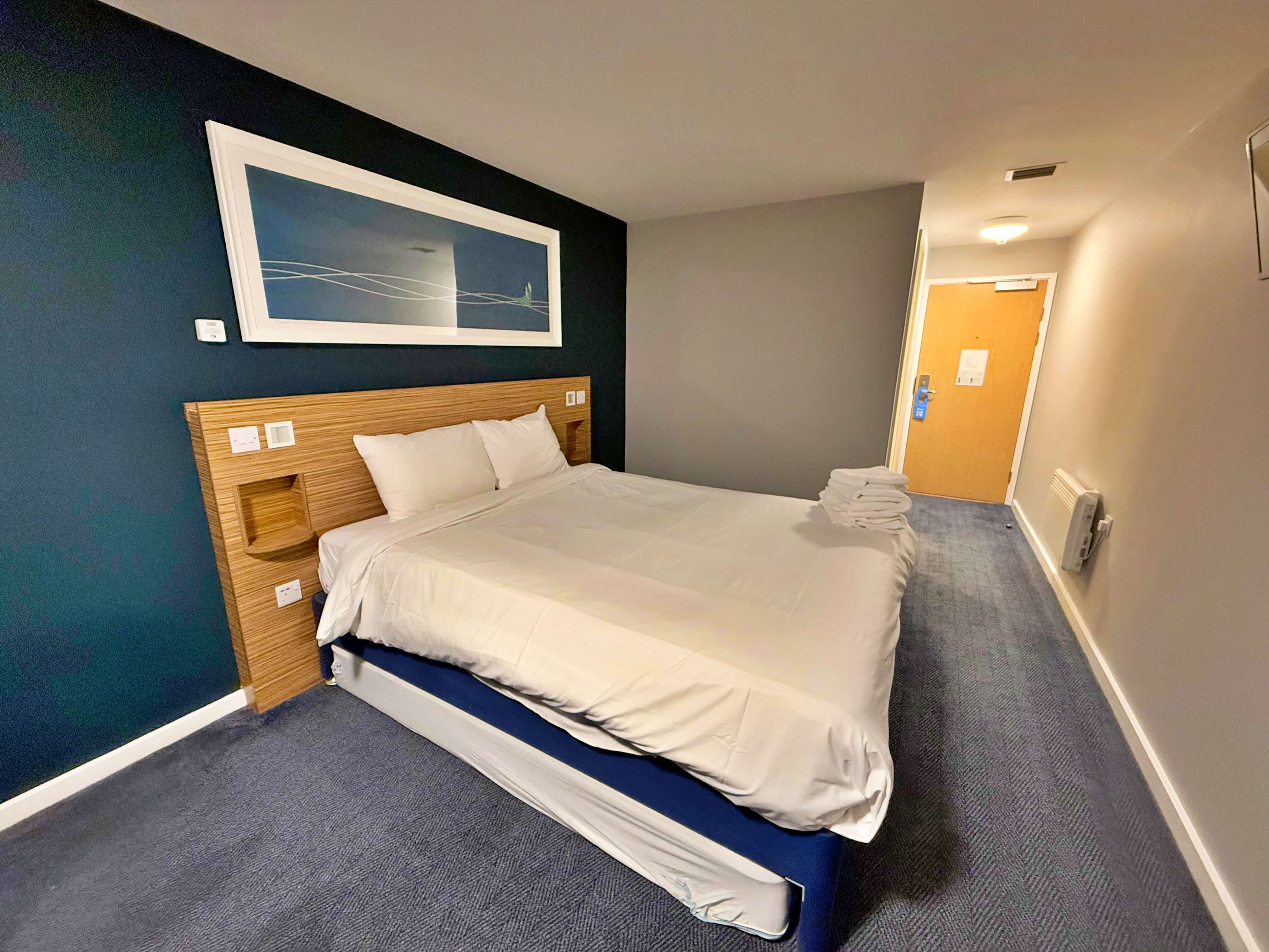 Habitación del hotel, se ve la cama 