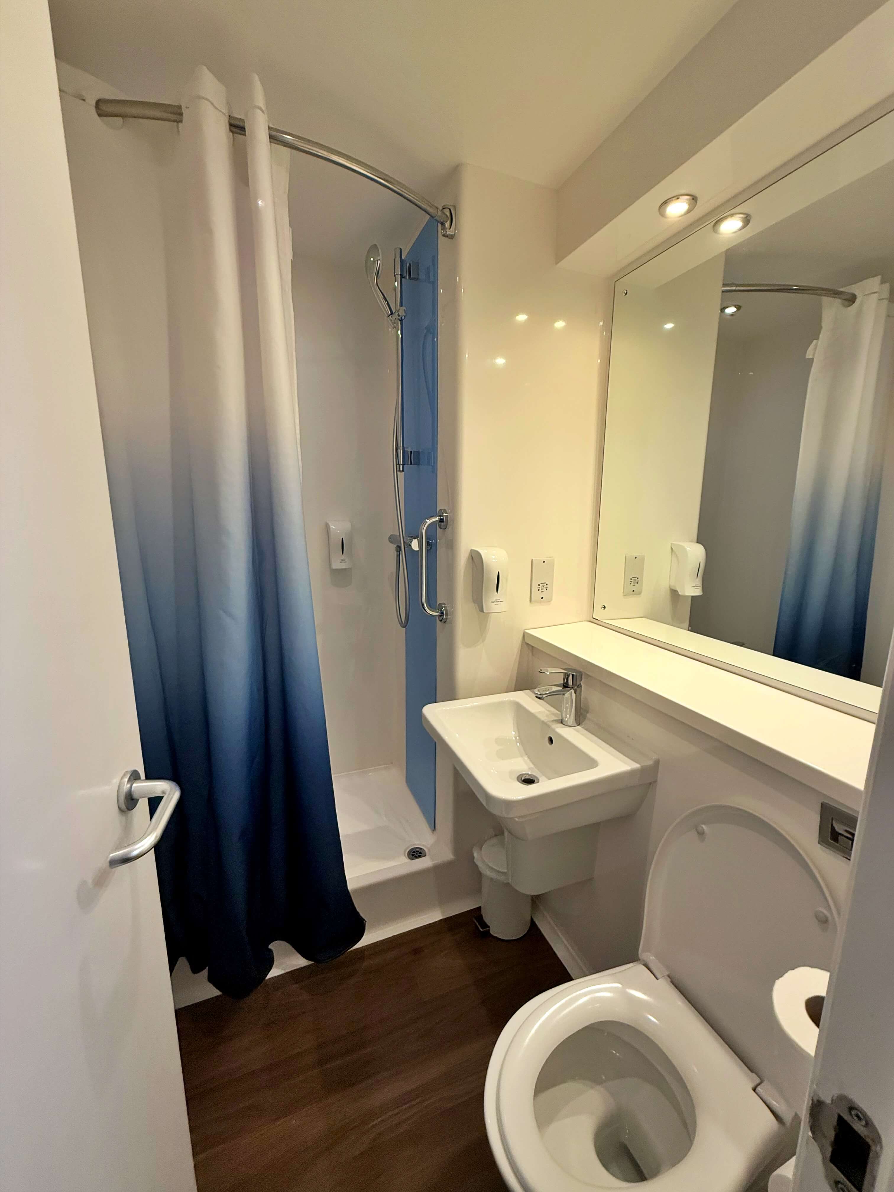 Baño de la habitación con plato de ducha y WC