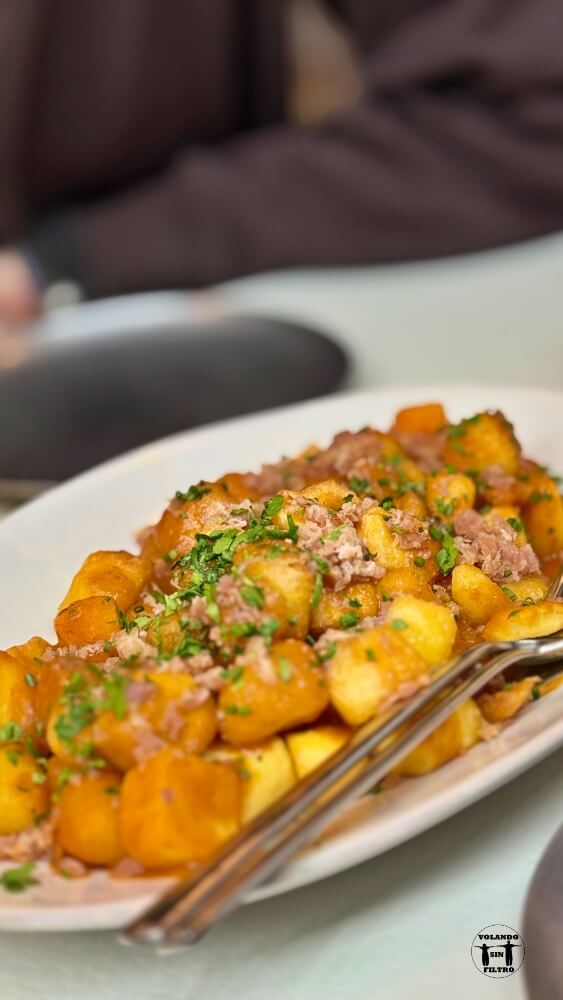 Ración de patatas bravas.