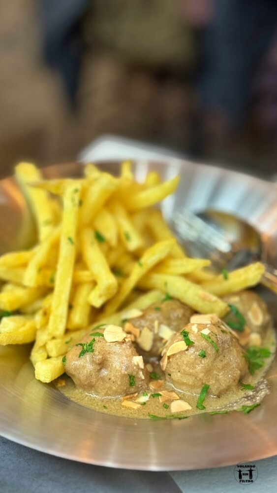 Albóndigas con patatas y salsa