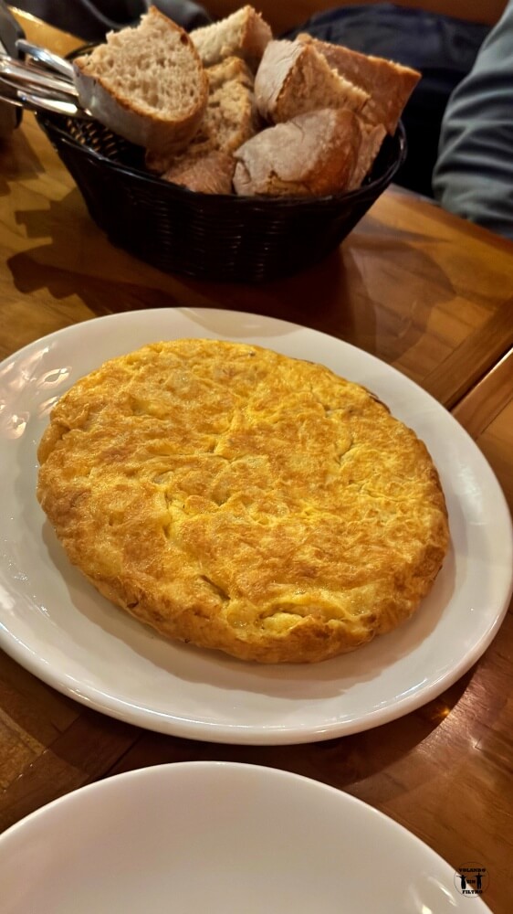 Plato con tortilla entera en el medio