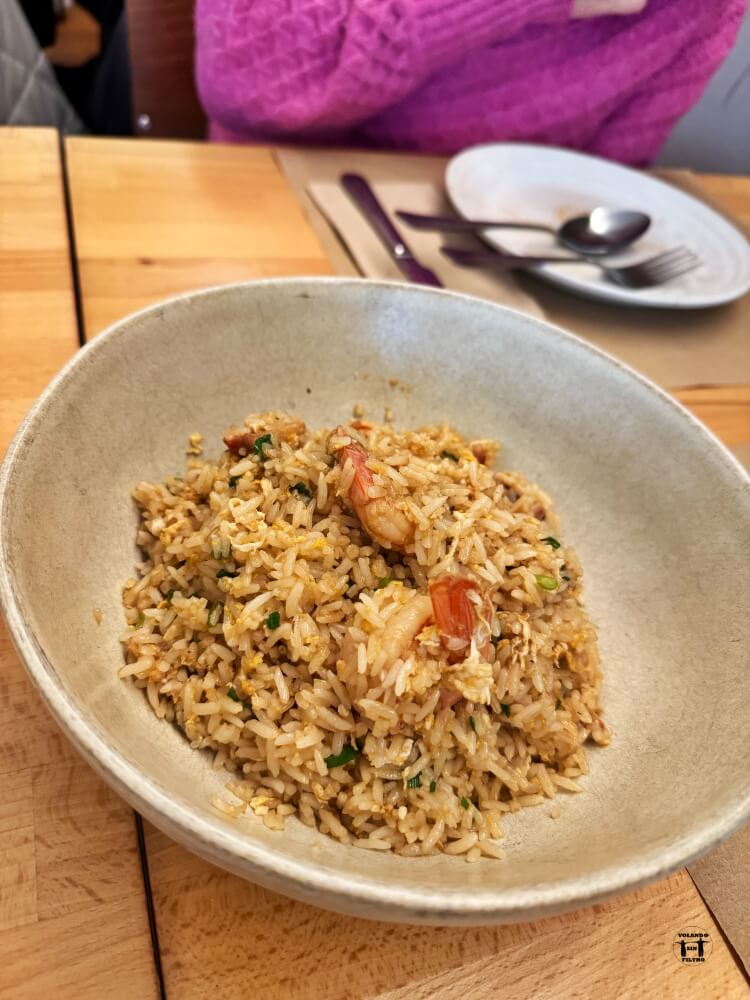Plato de arroz con langostinos y pollo