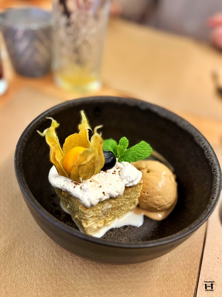 Postre de bizocho con helado y fruta decorando