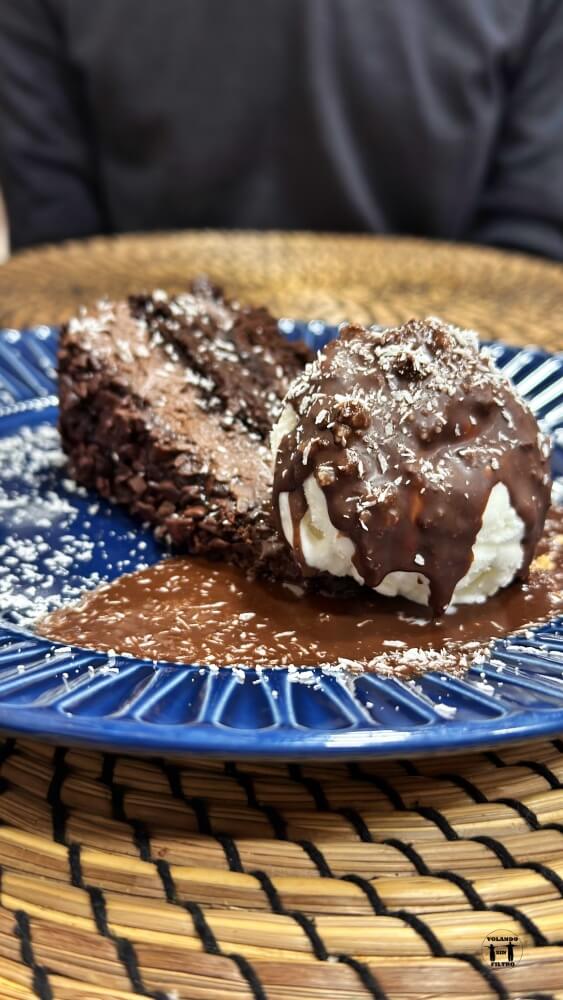 Tarta de chocolate con helado delante