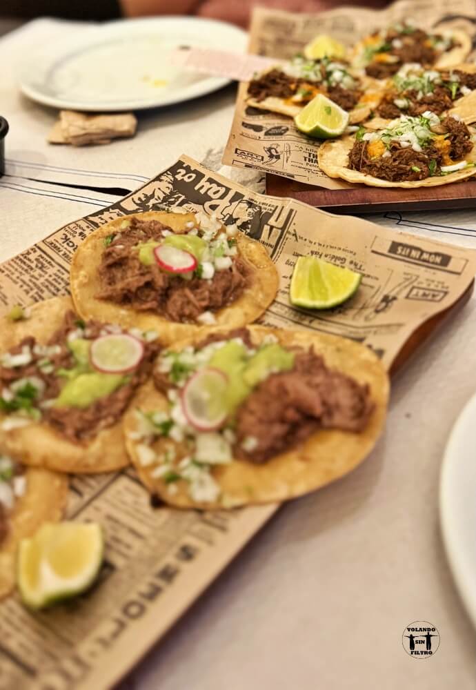 Bandeja llena de tacos de carne