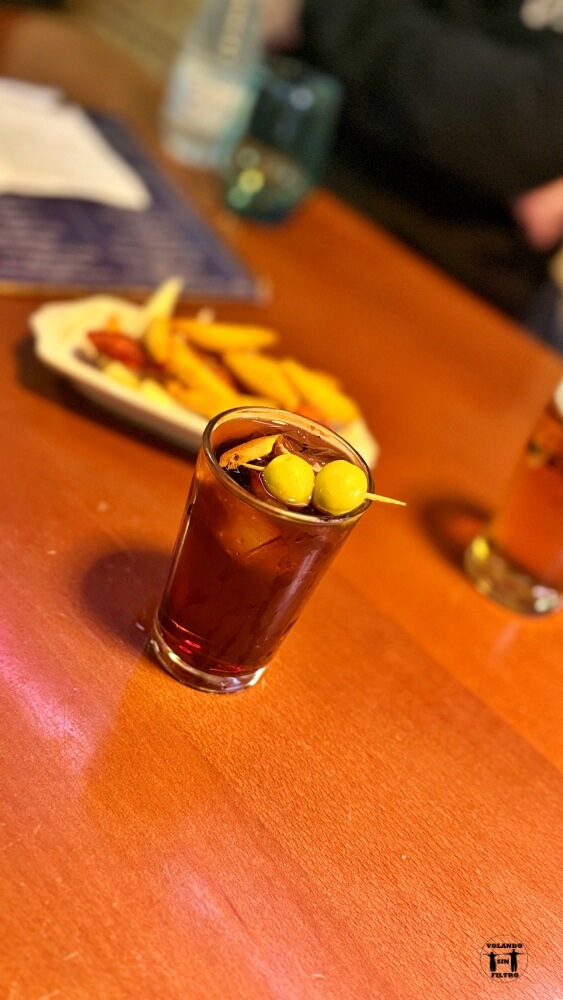 Vaso de vermú con pincho en la parte de atrás con embutido