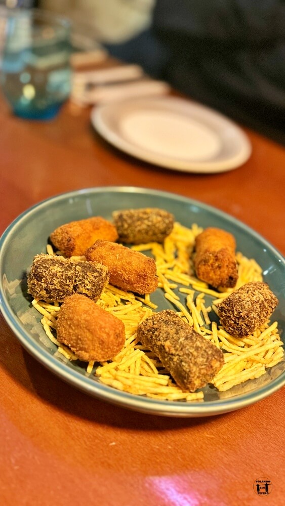 RAción de croquetas con patatas paja