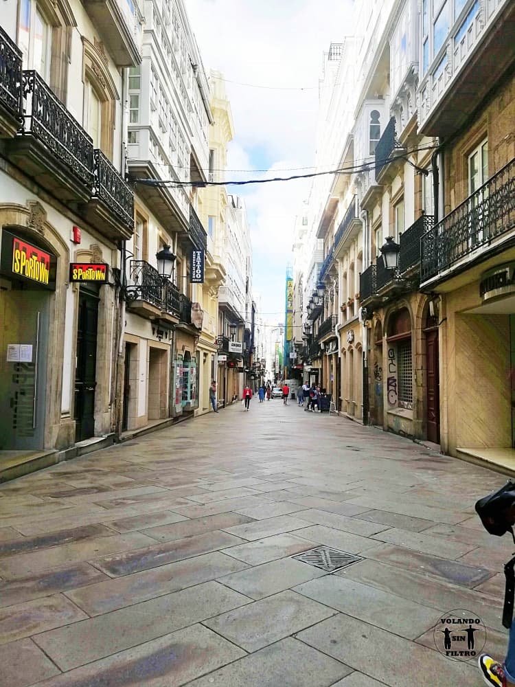 Calle Real de A Coruña hacia con las tiendas a los lados