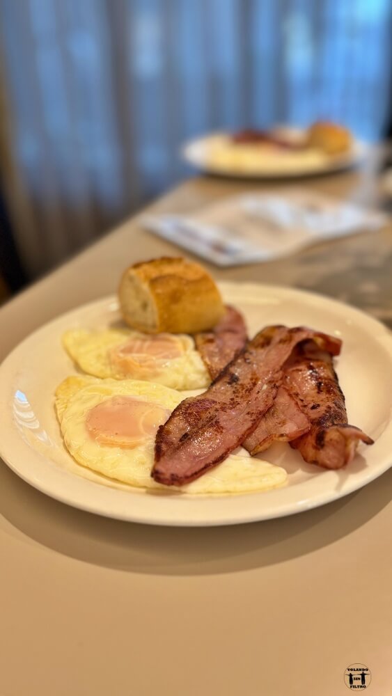 Plato de huevos con bacon del desayuno 