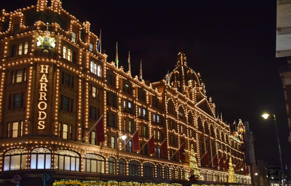 Fachada de Harrods iluminada por la noche