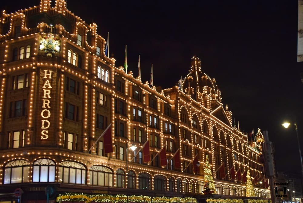 Fachada de Harrods en Londres iluminada por la noche