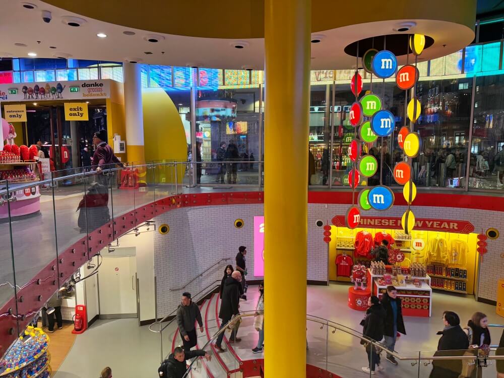 Tienda de M&'s desde arriba, se ven las escaleras y las figuras de colores
