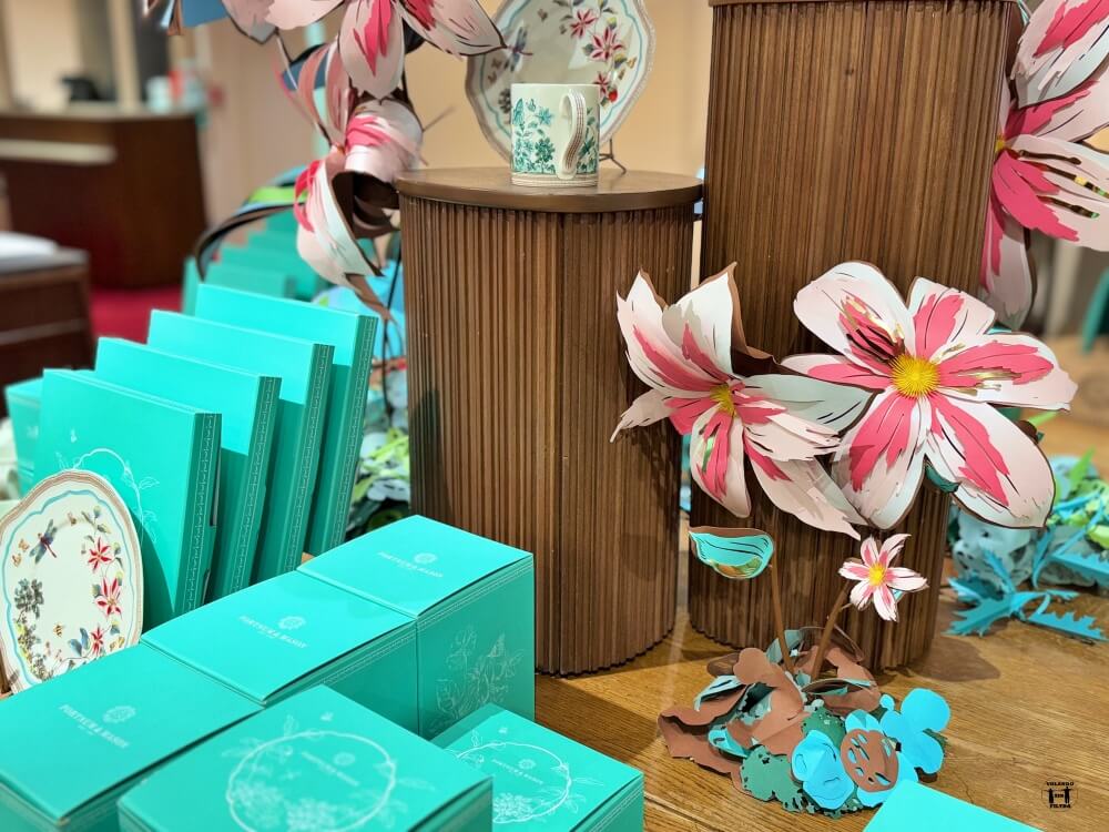 Figuras en cerámica de flores con cajas alrededor de tés 