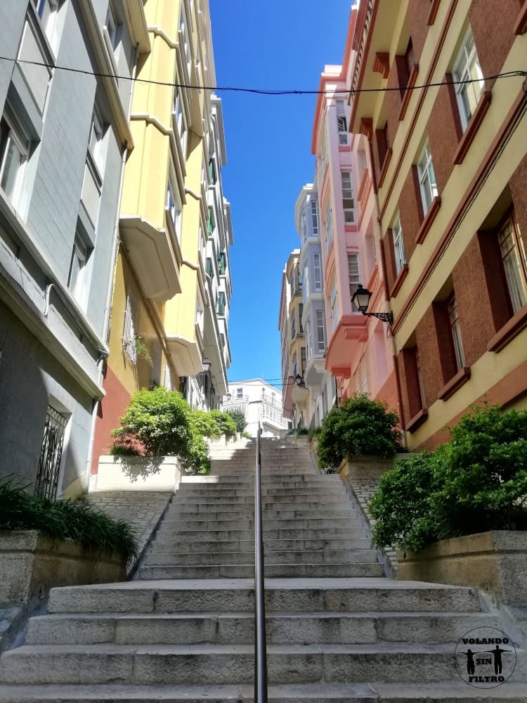 Puerta de Aires desde la parte de abajo, se ven las escaleras y los edificios de colores