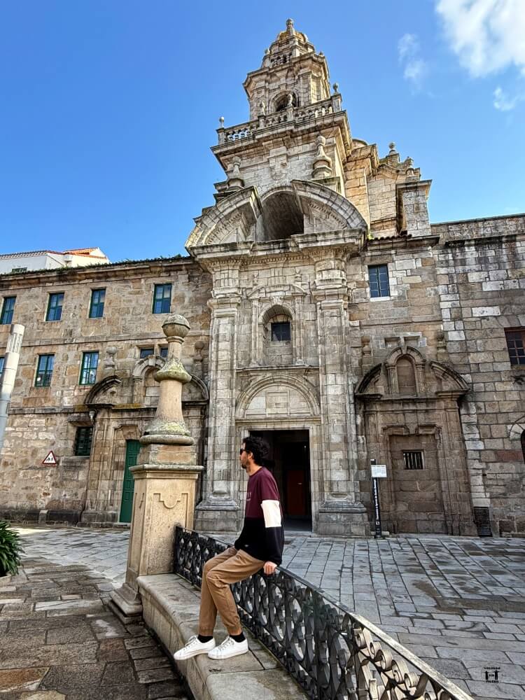 Se ve a Nico en primer plano apoyado en una barandilla sentado y de fondo el convento de Santo Domingo 