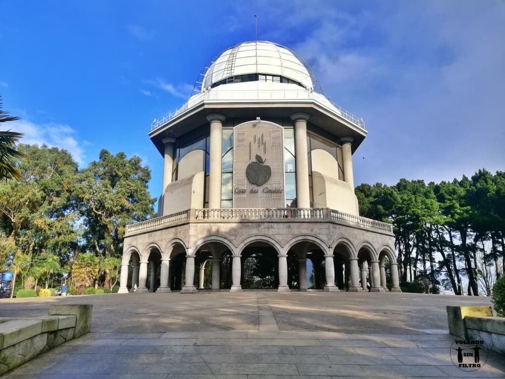 Edificio de la Casa de las Ciencias en en el centro de la imagen con el parque alrededor