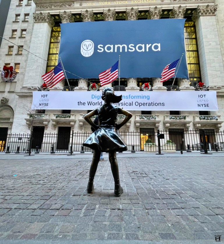 Estatua de la Niña Sin Miedo en Wall Street enfrente del edificio de la bolsa 