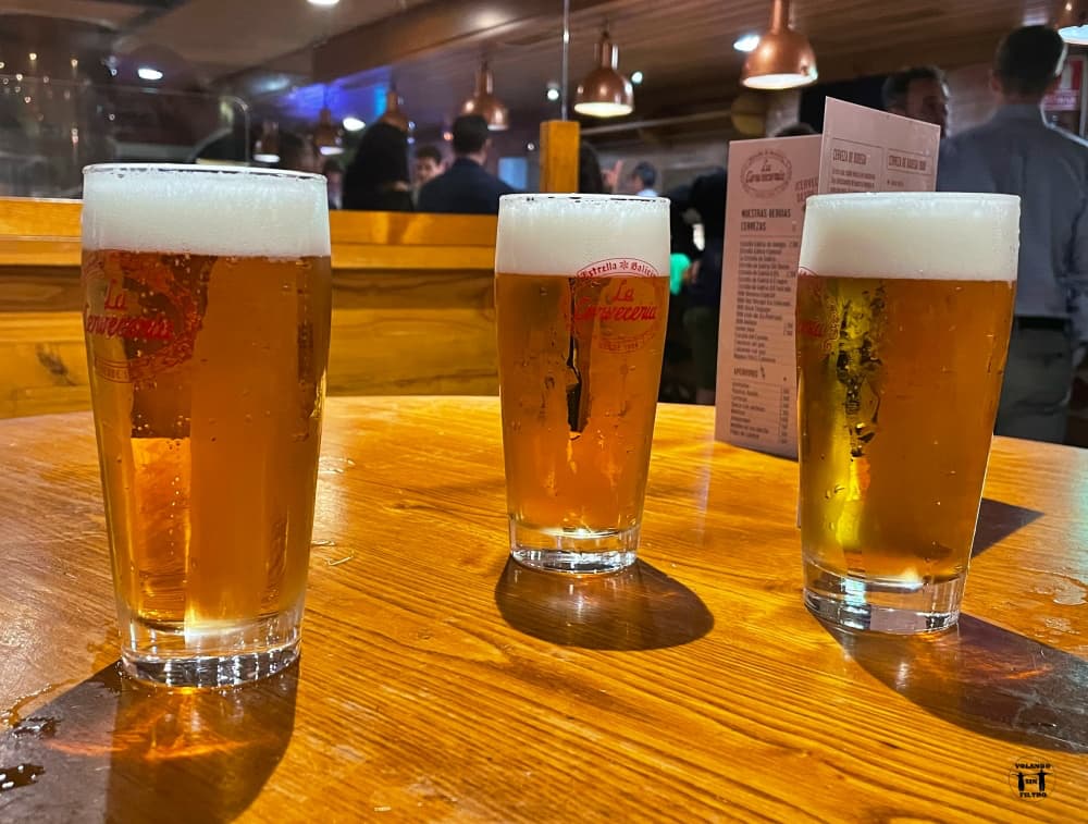 Tres cañas de Estrella Galicia encima de un barril