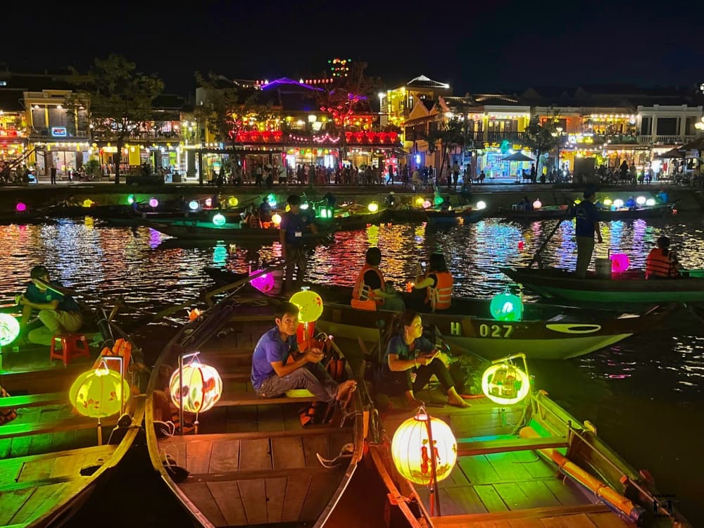 Barcas al lado del Hoi An Bridge de noche