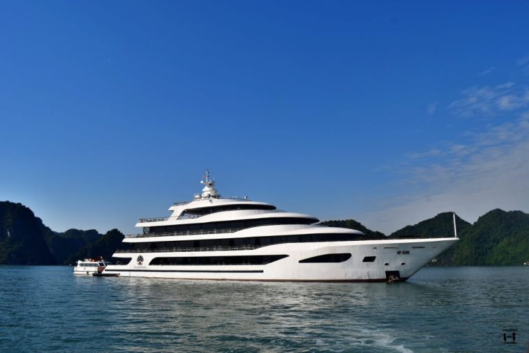 Scarlet Cruises en la bahía de Ha Long bay 