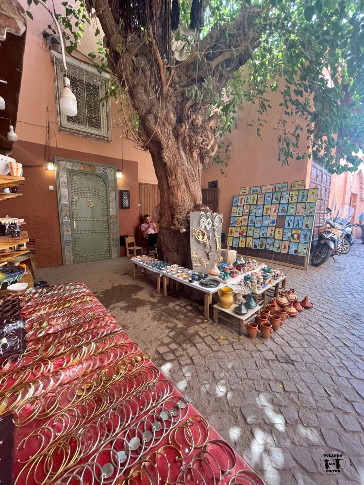 Puesto callejero en la media de imanes y pulseras