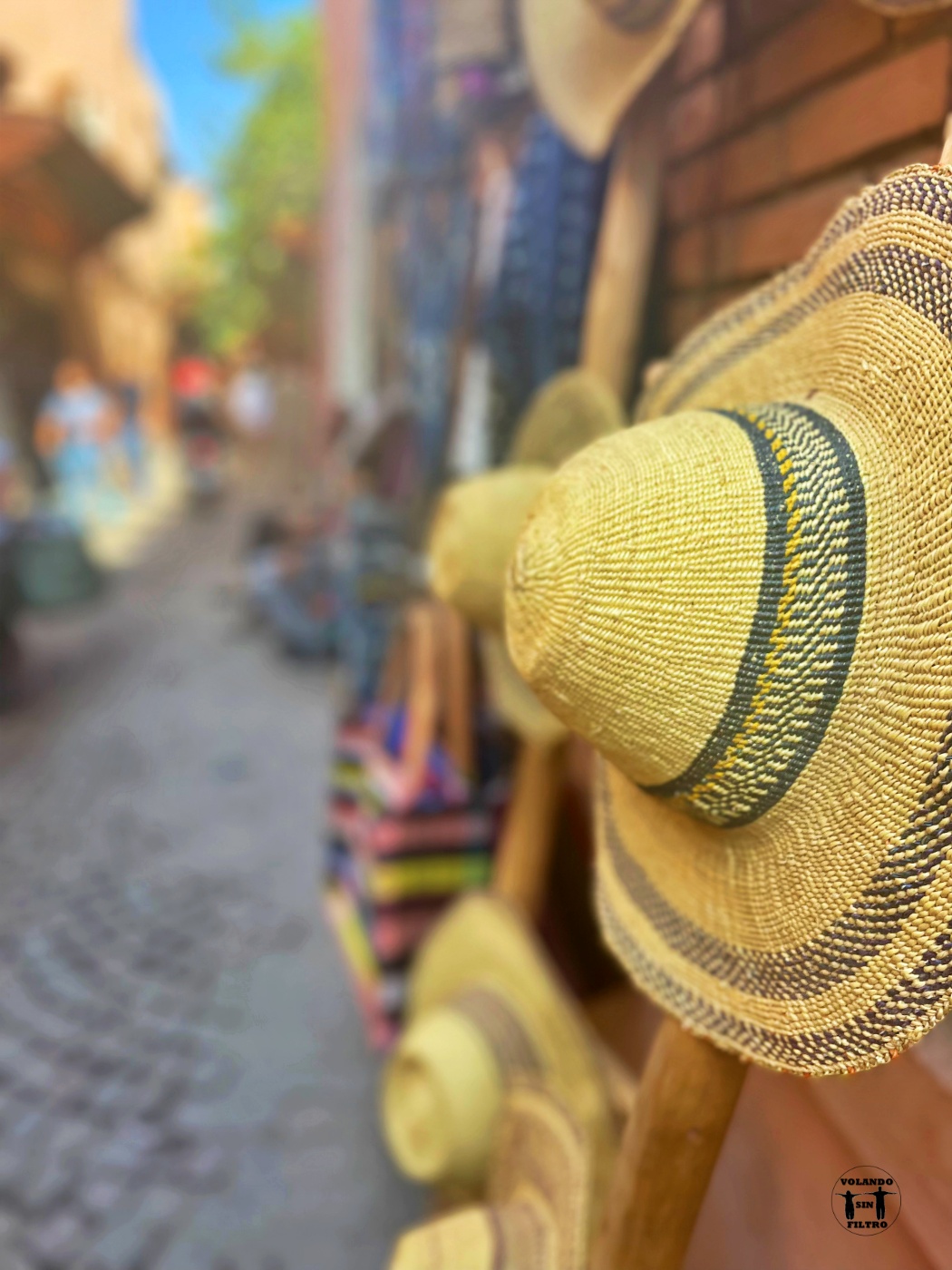 Sombrero en un puesto de la Medina en primer plano con fondo difuminado detrás
