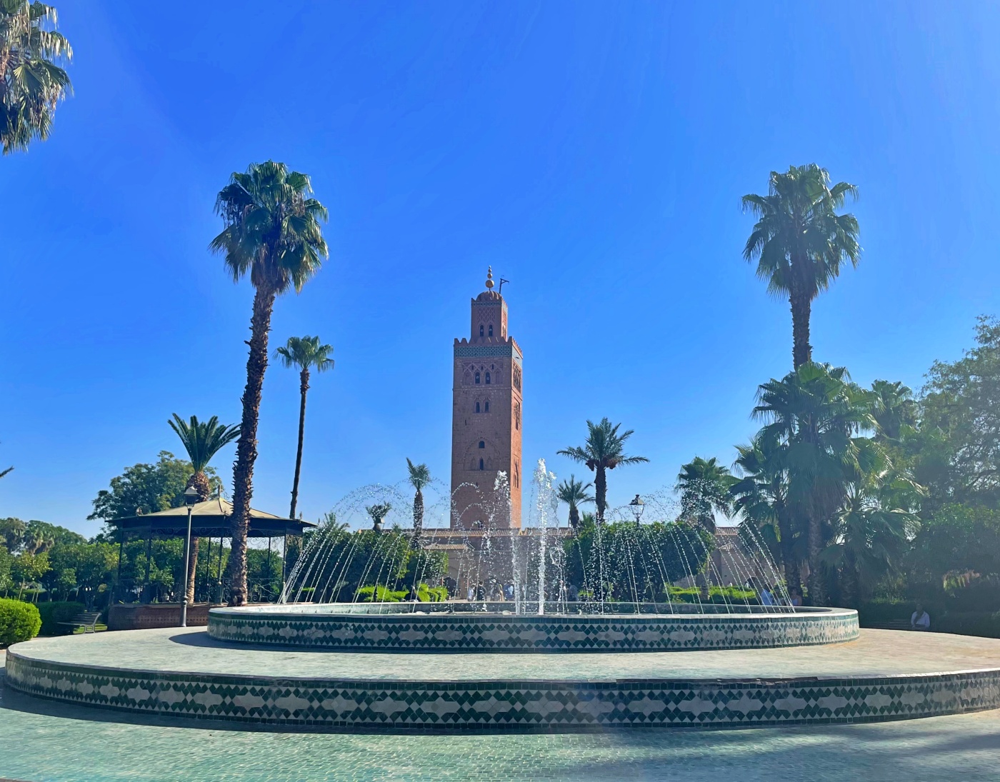Mezquita Koutubia desde el parque, se ve la fuente en el medio