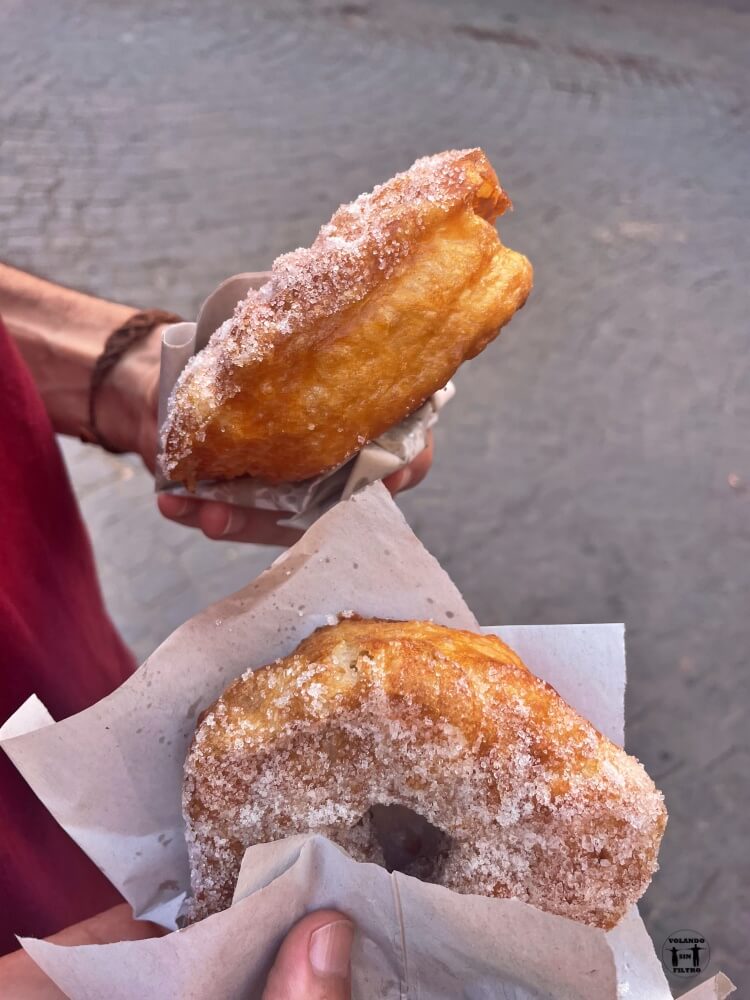 Donut con azúcar gláseado por encima, los está cogiendo Nico