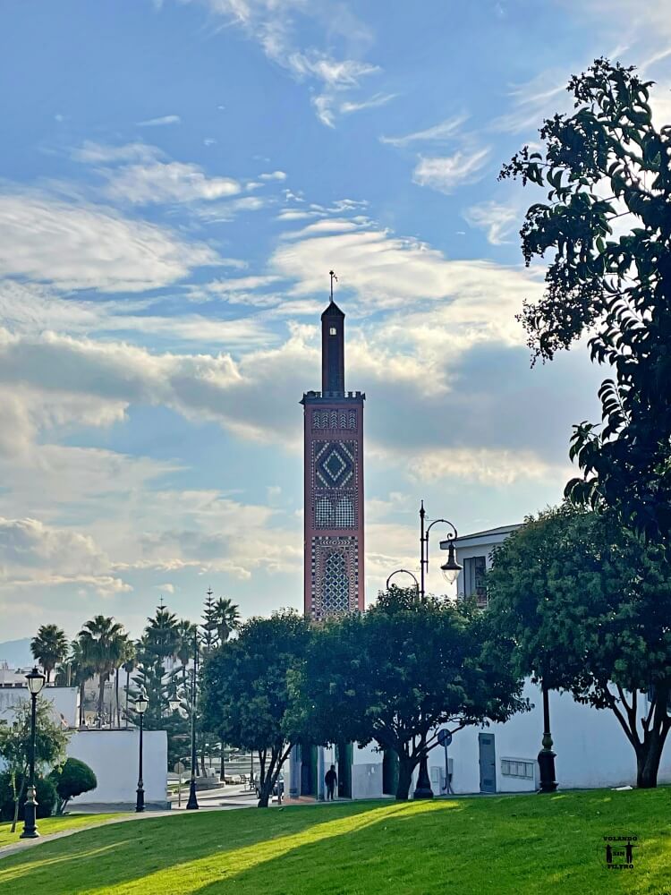 Minarete de la mezquita Sidi Bou Abib en Tánger de color rosa 