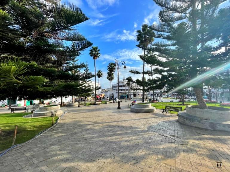 Plaza 9 de abril en Tánger de día desde una punta 