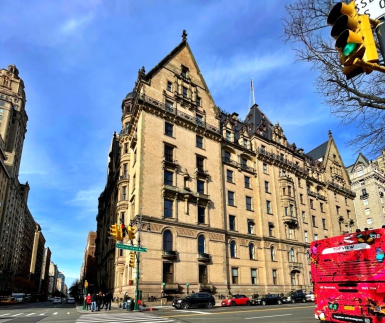 Fachada desde el otro lado de la calle del edificio Dakota, con el día despejado y sin coches en la carretera 