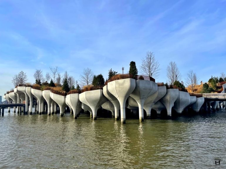 Vista de Little Island desde lejos para apreciar la forma de la estructura de las columnas que lo sostienen 