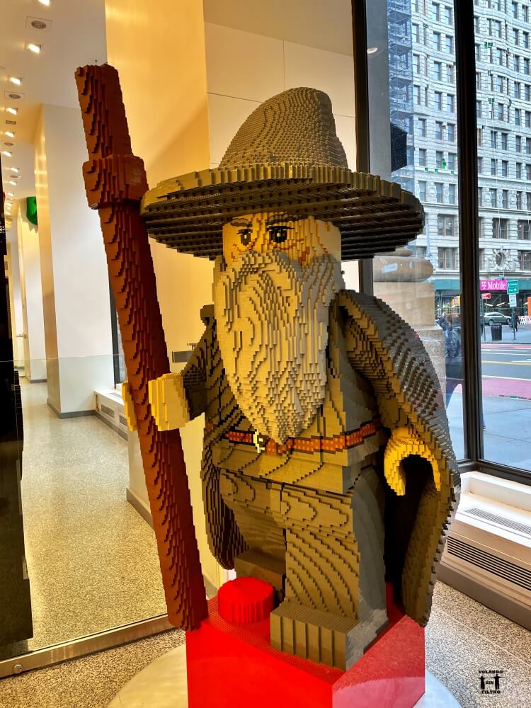 Figura realizada con fichas de lego en la tienda de Nueva York de Gandalf 