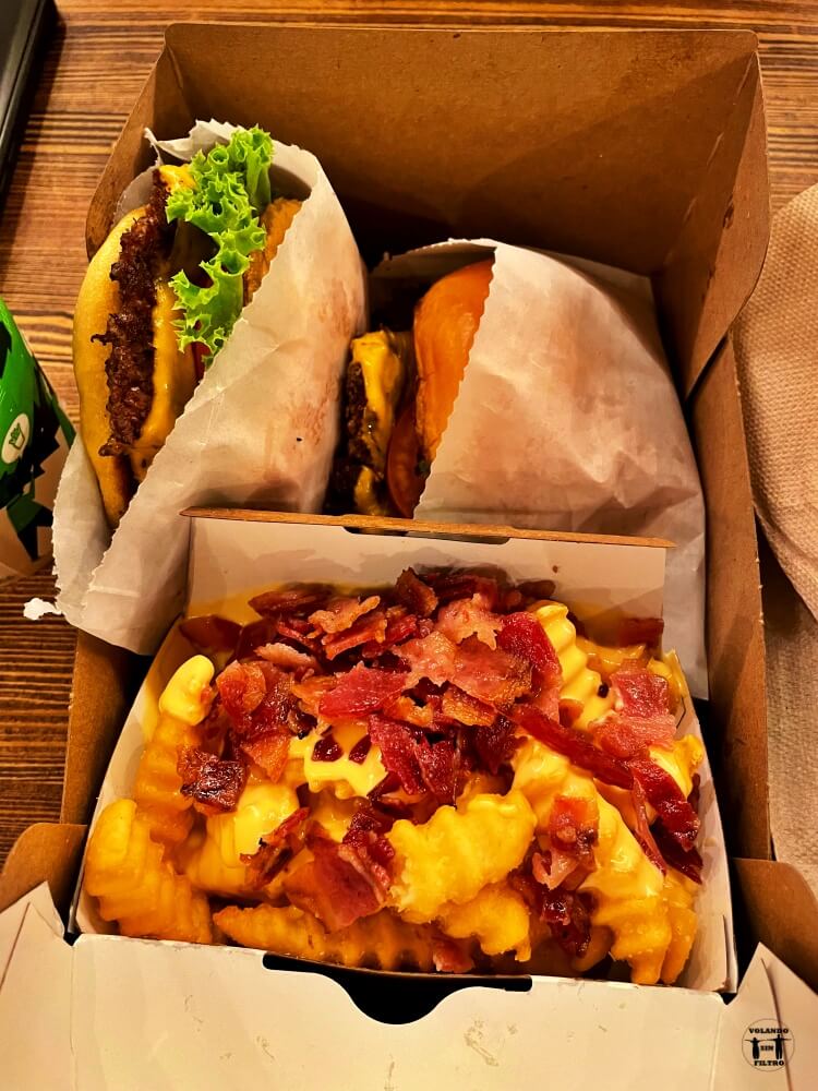 Dos hamburguesas de Shake Shack y patatas con bacon 