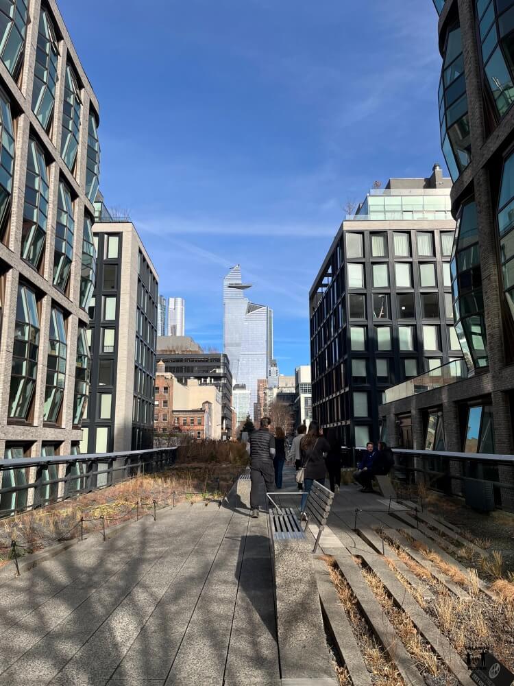 Vistas de las vías del tren y Hudson Yards a lo lejos en High Line 