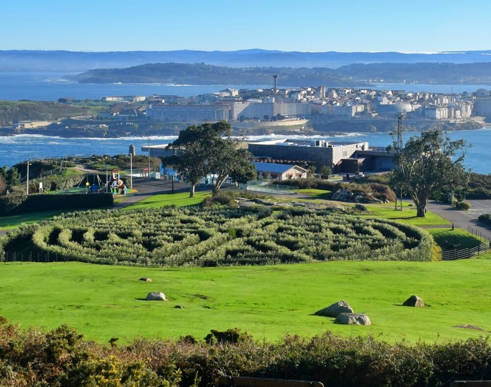 Laberinto del Monte de San Pedro con vistas de A Coruña por detrás