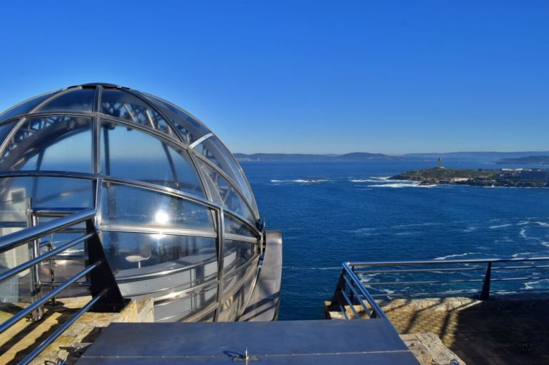 Vista del ascensor al océano Atlántico con la Torre de Hércules de fondo 