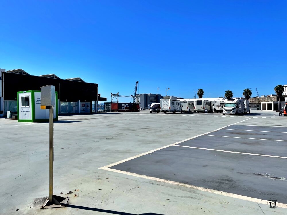 Aparcamiento de Marina Coruña con las autocaravanas estacionadas