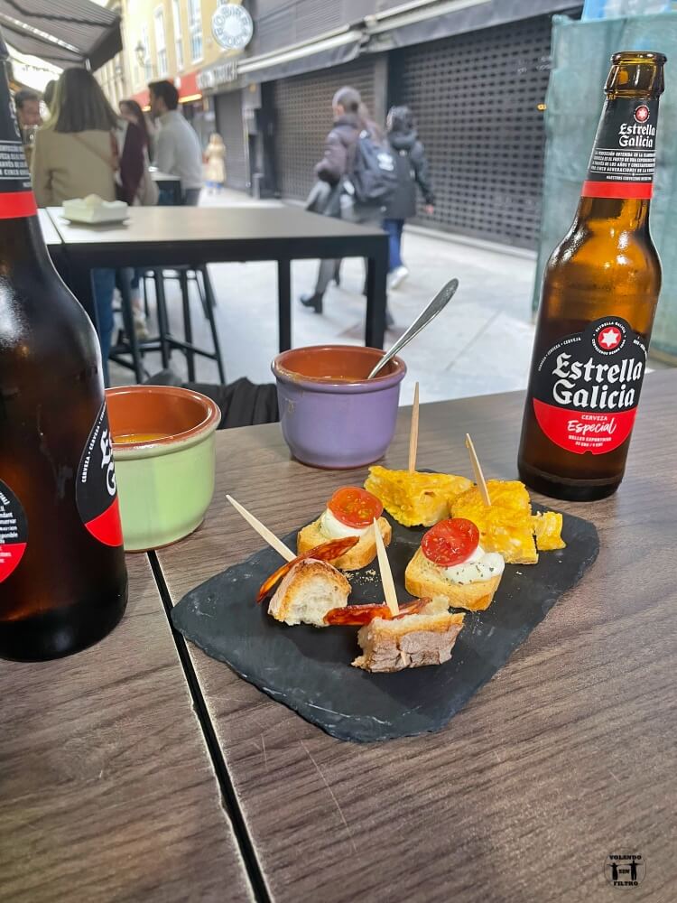 Cervezas con pincho de cortesía: dos trozos de pan con chorizo, dos de tortilla y un canapé de queso con medio cherry