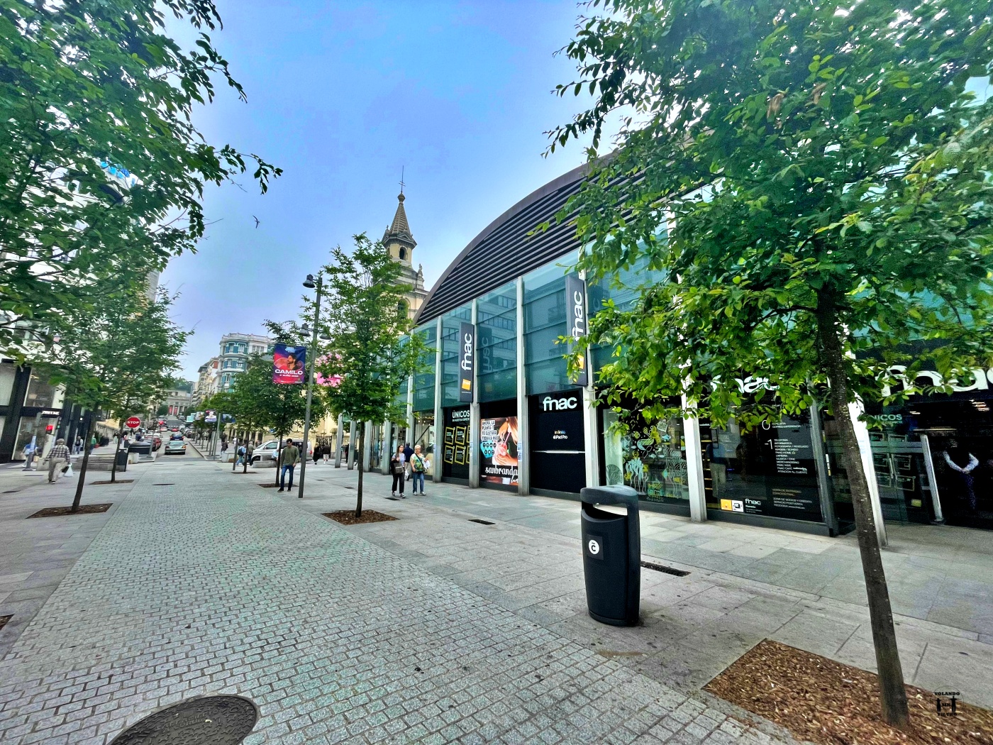 Exterior del mercado de la plaza de Lugo, se ven los árboles y una de las esquinas con el FNAC en primer plano