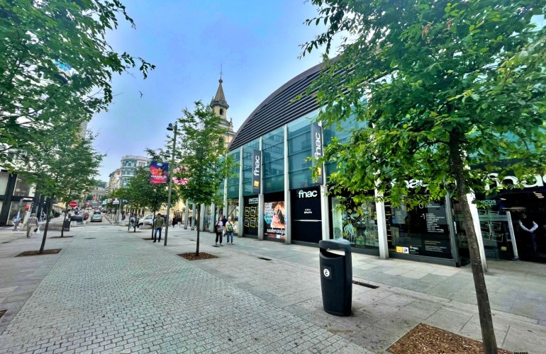 Exterior del mercado de la plaza de Lugo, se ven los árboles y una de las esquinas con el FNAC en primer plano