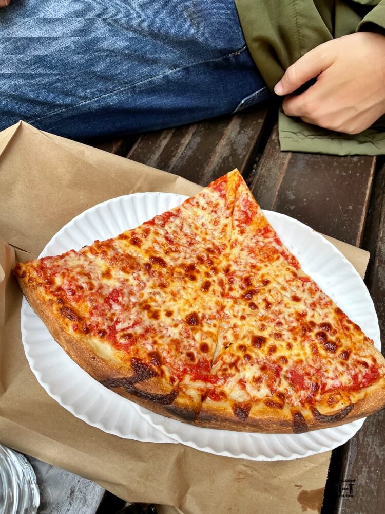 Pizza de 1 dolar en NY, se ven dos trozos