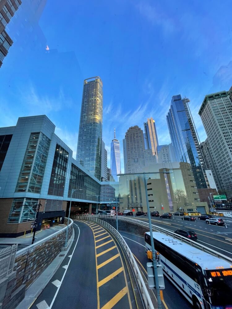 Rascacielos de Nueva York desde un puente, se ve al fondo en Word Trade Center
