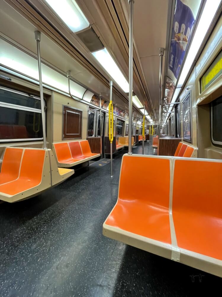 Vagón de metro de Nueva York completamente vacío 