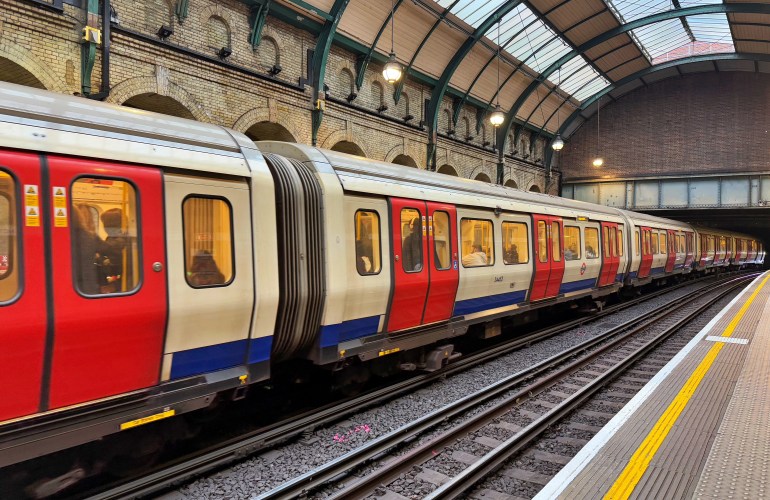 Vagón de metro llegando a una estación
