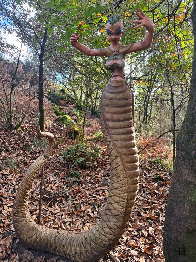 Figura de A Lamia en Monte Viso, es una especie de mujer con pelo punki con cola de serpiente 