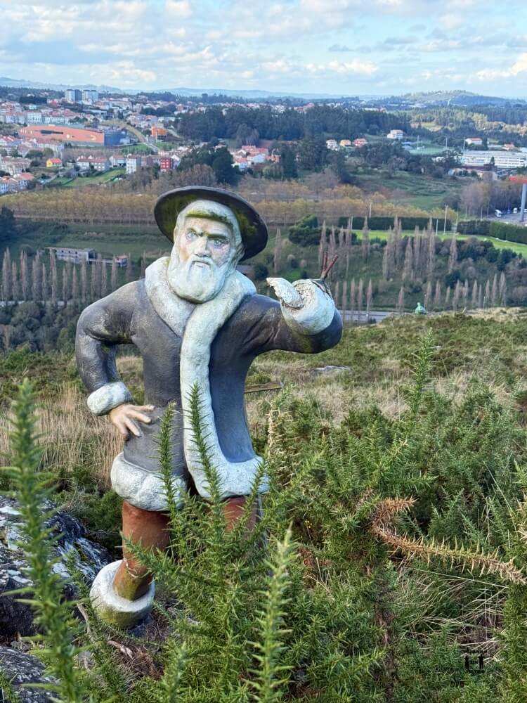 Figura del Nubeiro, es una especie de pastor con gorro y barba blanca 
