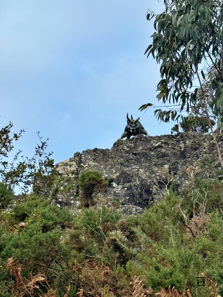 A lo lejos en lo alto de una ladera se ve la estatua del Urco, una especie de perro con cuernos y con pinta de mala leche 