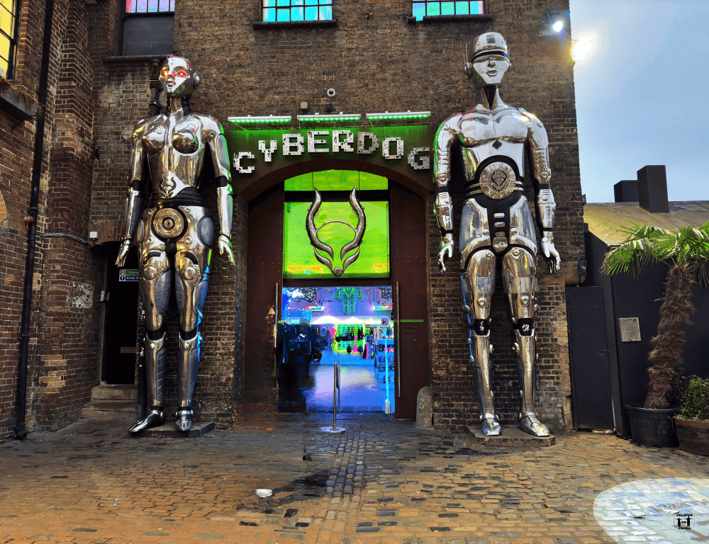 Fachada de Cyberdog con los dos robots gigantes a los lados