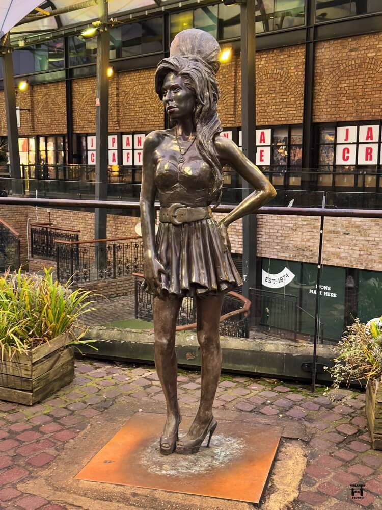 Estatua de Amy Whinhouse 